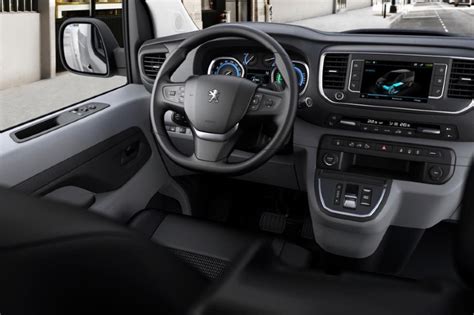 Interni del Peugeot Expert con focus sulla plancia