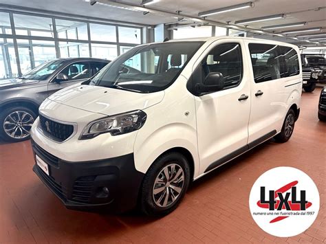 Immagine che illustra il bagagliaio del Peugeot Expert 9 posti con sedili abbattuti e in posizione