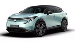 Veduta frontale di Nissan Ariya in un ambiente urbano moderno che sottolinea le linee futuribili e il design aerodinamico.
