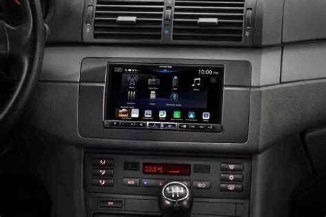 Autoradio 2 DIN moderna in una plancia BMW E46