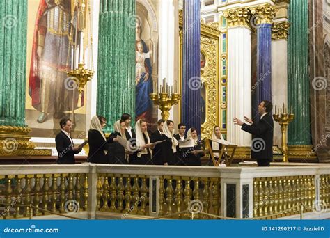 Coro che canta in chiesa
