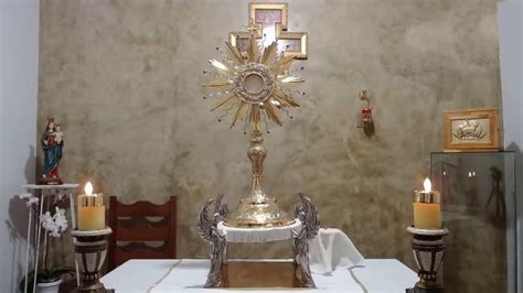 Persona in preghiera davanti all'Ostia consacrata