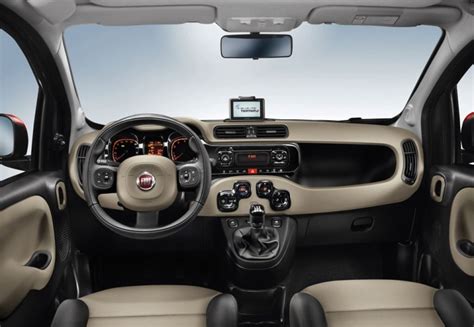 Interni della Fiat Panda che mostrano gli spazi e i comandi