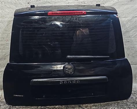 Vista posteriore della Fiat Panda che mostra il portellone e il vano bagagli