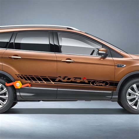 Automobile Ford Ecosport con adesivi applicati sulla carrozzeria e sugli specchietti laterali per evidenziare il design sportivo
