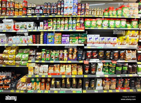 Scaffale di supermercato con prodotti a base di insetti