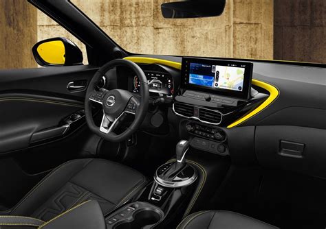 Interni moderni della Nissan Juke con plancia rinnovata e display centrale