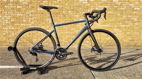 Bicicletta da corsa Triban RC520 in un ambiente esterno