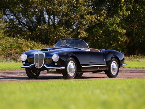 Lancia Aurelia B24 Spider blu in primo piano