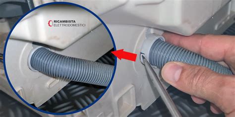 Condizionatore auto in sezione con evidenza del tubo di scarico