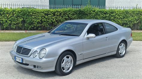 Immagine di una Mercedes-Benz CLK 200 Kompressor con cerchi sportivi