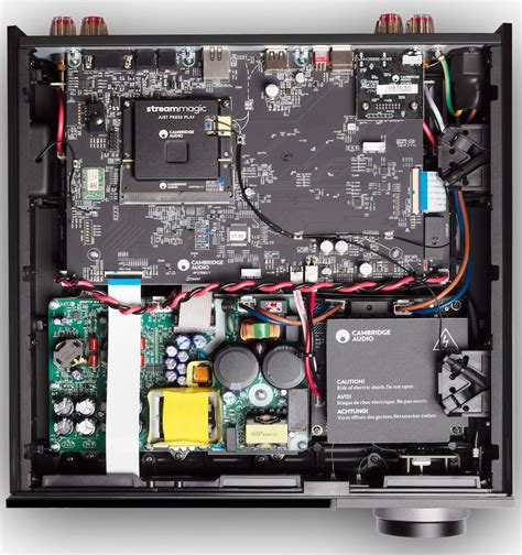 Interno del Cambridge Audio Evo 75 con DAC ESS Sabre