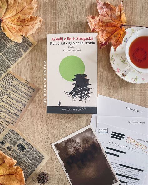 Illustrazione di un'auto ferma sul ciglio della strada con il cofano aperto