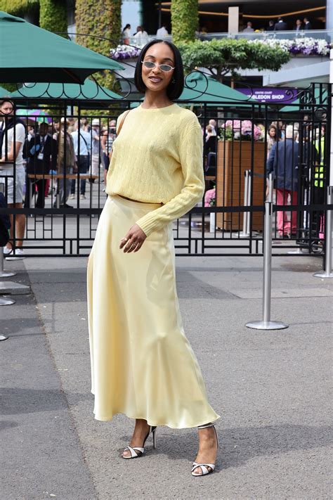 Modella che indossa un outfit giallo burro