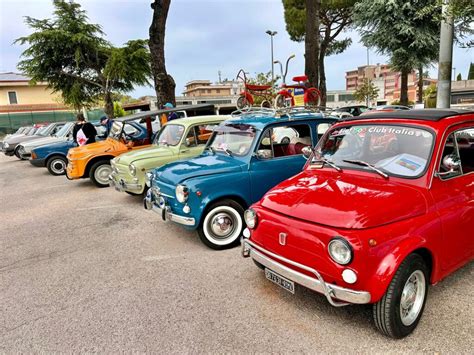 Immagine di auto d'epoca in un raduno