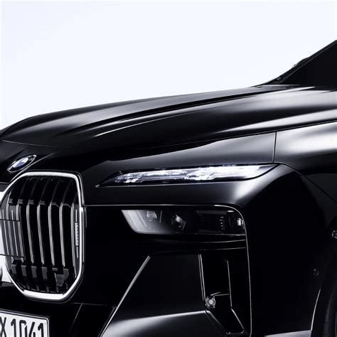 Dettaglio del frontale della BMW E90 con i gruppi ottici e la calandra a doppio rene