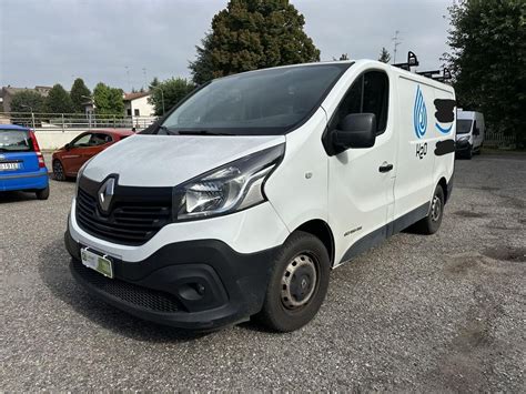 Panoramica di un Renault Trafic attrezzato per il campeggio con tenda esterna montata