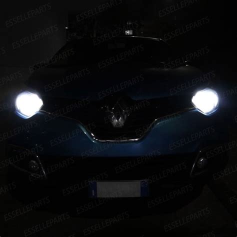 Renault Captur con fari accesi di notte