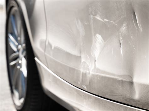 Esempio di una parte di carrozzeria con ammaccature leggere