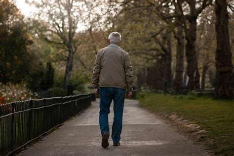 Persona che cammina nel sonno in un ambiente domestico