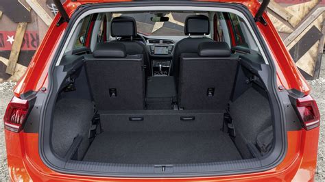 Volkswagen Tiguan bagagliaio aperto con bagagli organizzati