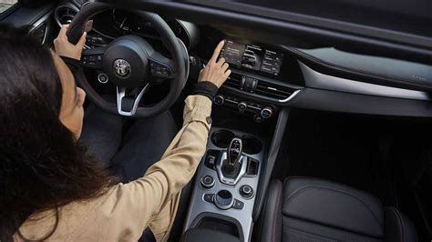 interni dell'Alfa Romeo Giulia con il nuovo sistema di infotainment touch