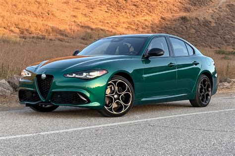 Alfa Romeo Giulia in curva, evidenziando le sue doti dinamiche
