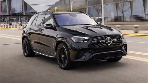 SUV Mercedes-Benz in un ambiente urbano ed elegante
