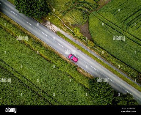 Mercedes-Benz GLA che guida su una strada di campagna