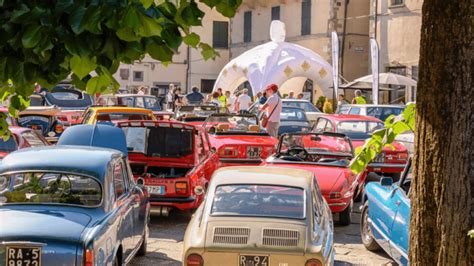 Una parata di auto d'epoca durante il raduno 