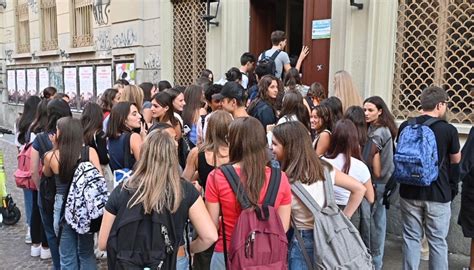 Milano anni '60 con studenti e locali alla moda