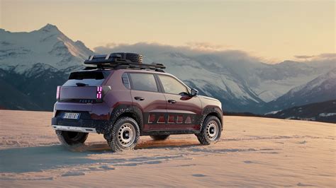 Fiat Panda 4x4 in un paesaggio montano innevato