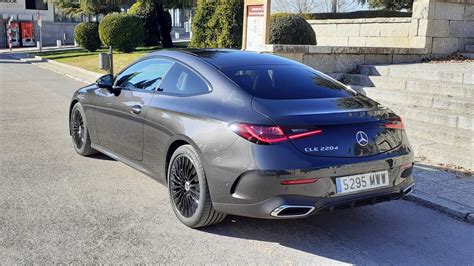 Interni della Mercedes CLE 220 d Coupé con focus sui sedili e l'illuminazione ambiente