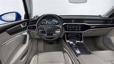 Dettaglio plancia Audi A6 con infotainment