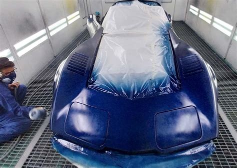 Un tecnico specializzato Renault mentre effettua una riparazione sulla carrozzeria