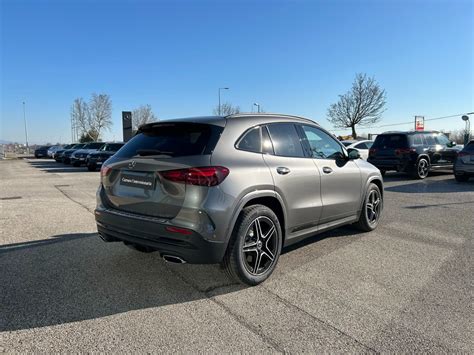 Mercedes GLA sportiva in montagna