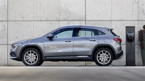 Gamma SUV Mercedes EQ in ricarica