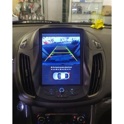 Ford Kuga con navigatore in stile Tesla