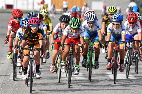 Ciclista giovanile in gara