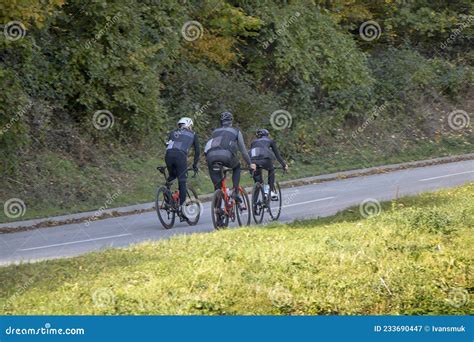 Ciclisti amatoriali su una strada panoramica