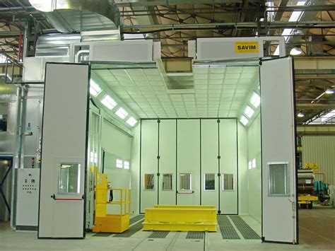 Cabina di verniciatura per ruote con sistema di rotazione automatizzato