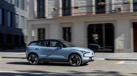 Volvo EX30 in ambiente urbano