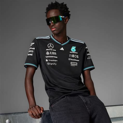 Dettagli ravvicinati della maglia Adidas Mercedes-AMG PETRONAS F1
