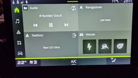 Schermata di un sistema infotainment con opzioni USB