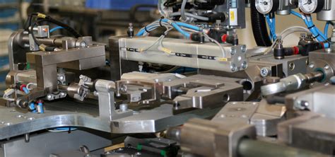 Linea di assemblaggio Juki con macchine da cucire