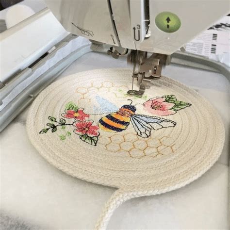 Dettaglio di una macchina da ricamo Juki con schermo digitale