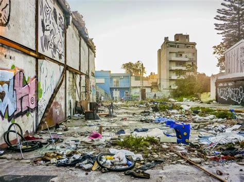 Immagine di degrado urbano in una città del Sud Italia