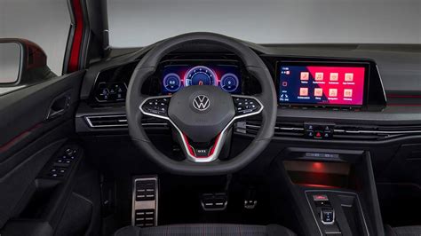 Interni della Golf GTI con display touchscreen e comandi