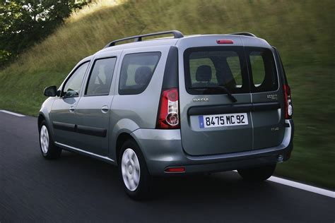 Vista laterale di una Dacia Logan MCV equipaggiata con bagagliera a cestello sul tetto