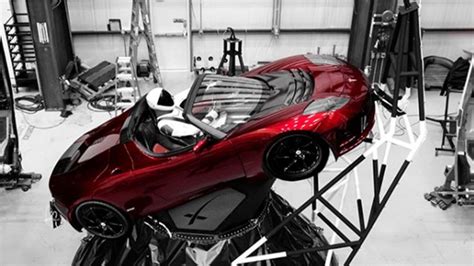 Interno della Tesla Roadster con Starman